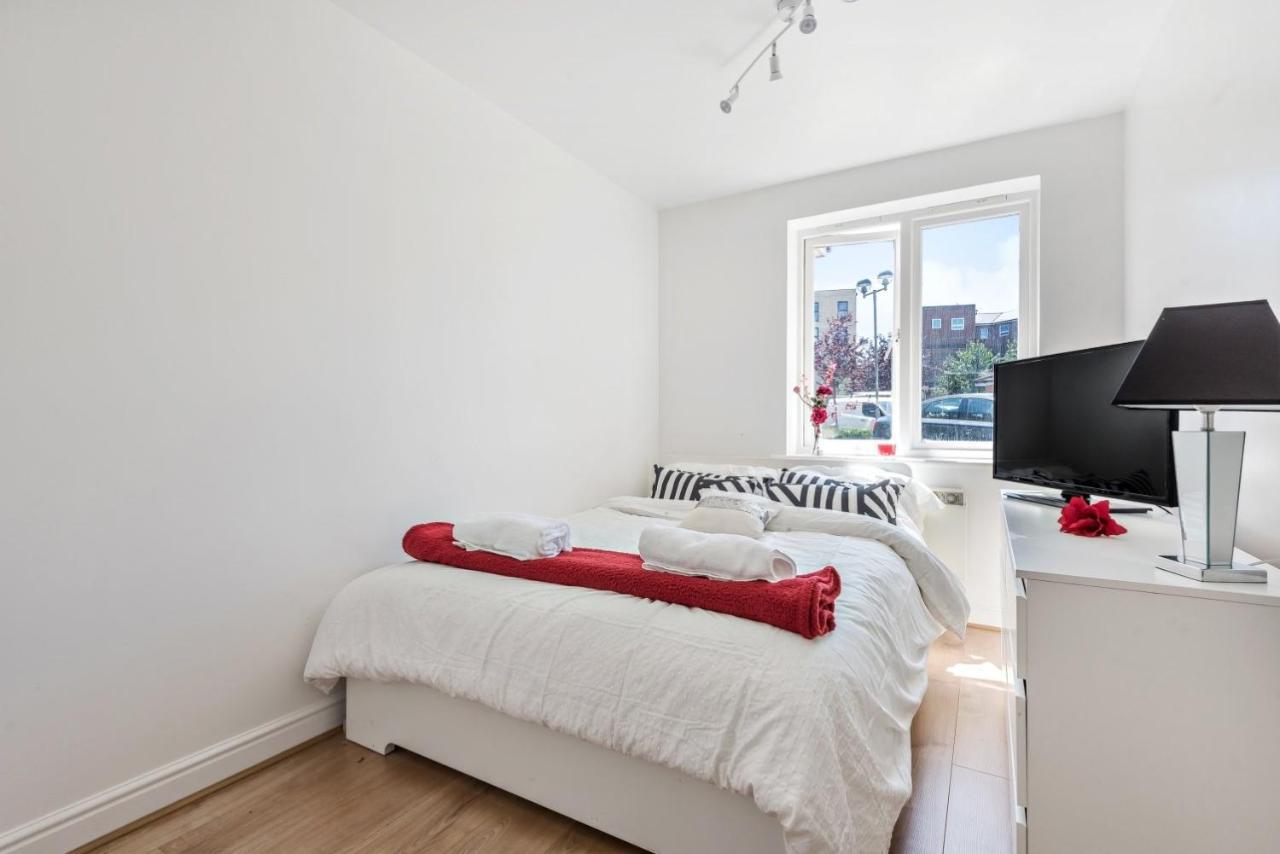2 Bed Flat, Dedicated Workspace, Parking, 4Ktv Лондон Экстерьер фото