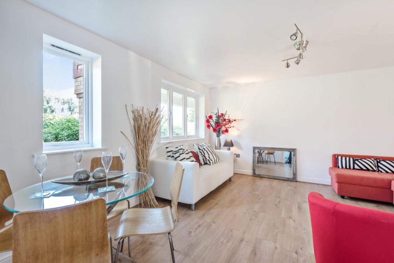 2 Bed Flat, Dedicated Workspace, Parking, 4Ktv Лондон Экстерьер фото