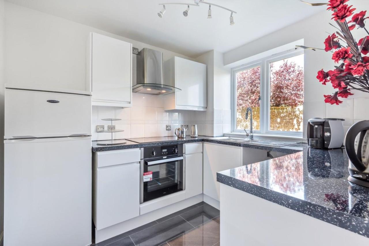 2 Bed Flat, Dedicated Workspace, Parking, 4Ktv Лондон Экстерьер фото