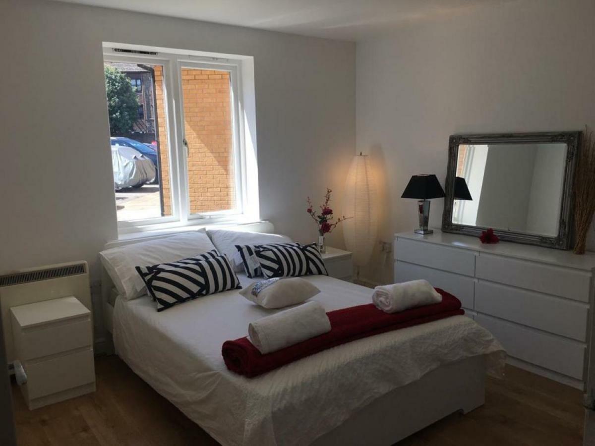 2 Bed Flat, Dedicated Workspace, Parking, 4Ktv Лондон Экстерьер фото